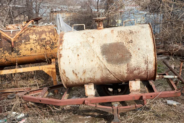 Abandonado velho tanque de água enferrujado no quadro do carro — Fotografia de Stock