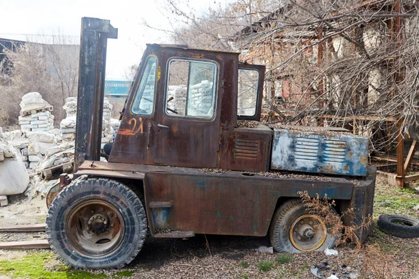 Hurdalıkta terk edilmiş eski paslı forklift kamyonu.