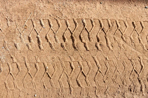 Achtergrond van bandensporen in het zand — Stockfoto