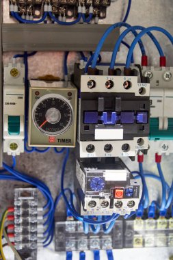 Düğmeli kontrol paneli, zamanlayıcı ve röle kablolarla bağlandı