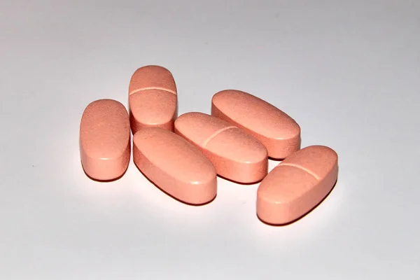 Beslenme hapları. Gri arkaplanda multivitamin hapları