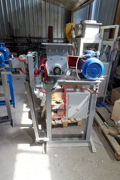 Nueva máquina de llenado de materiales a granel. taller de fabricación de equipos — Foto de Stock
