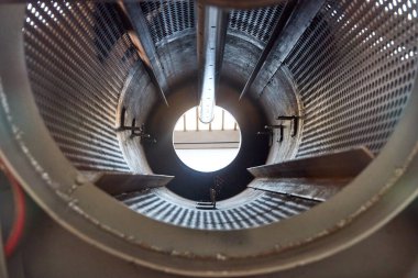 Altın madenciliğindeki kum ve taşları elemek için davul ekranının içinde