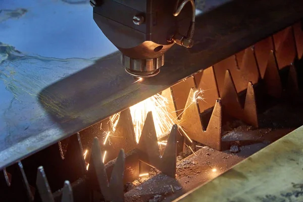 Corte a laser de precisão de chapas de aço em uma máquina a laser cnc — Fotografia de Stock