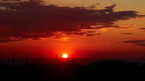 Fundal de roșu dramatic frumos apus de soare peste oraș — Fotografie, imagine de stoc