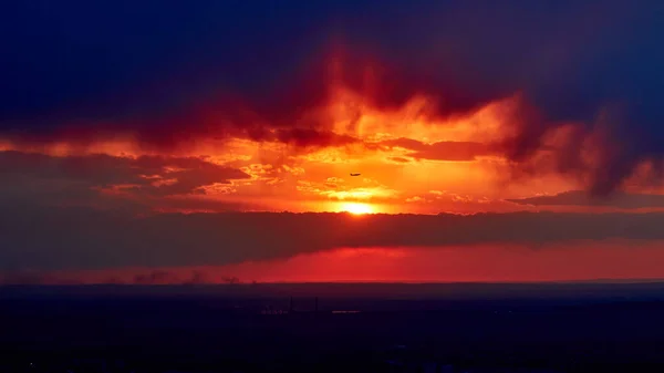 Fundo de vermelho dramático belo pôr do sol sobre a cidade — Fotografia de Stock