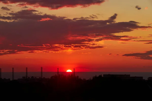 Fundo de vermelho dramático belo pôr do sol sobre a cidade — Fotografia de Stock