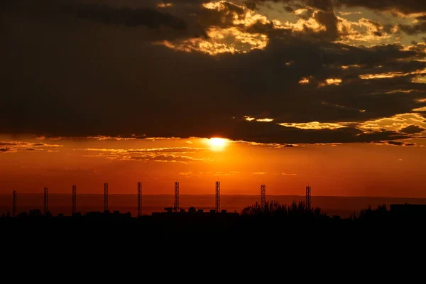 Background of red dramatic beautiful sunset over the city — Stok fotoğraf