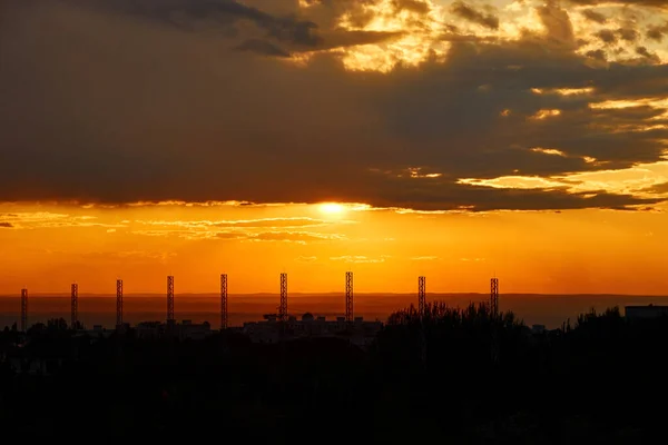 Background of red dramatic beautiful sunset over the city — Stok fotoğraf