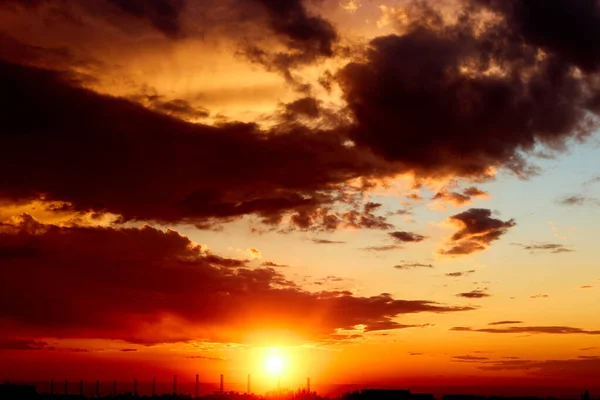 Pozadí červené dramatické krásný západ slunce nad městem — Stock fotografie
