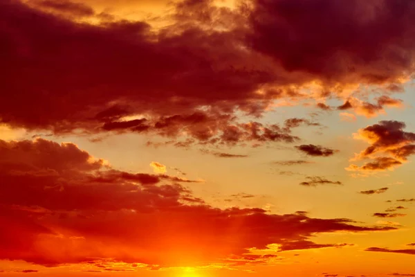 Pozadí červené dramatické krásný západ slunce nad městem — Stock fotografie