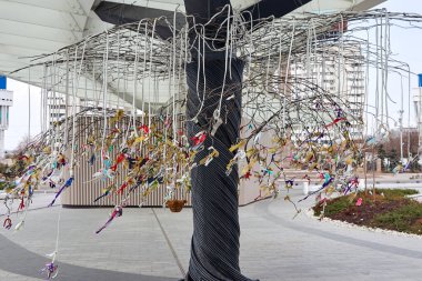 Kablolardan yapılmış stilize edilmiş yapay ağaç.