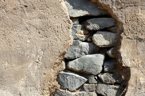 Eski, terk edilmiş bir taş evin alçısıyla dolu büyük bir çatlak. — Stok fotoğraf