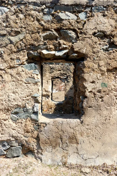 Janelas vazias de uma antiga casa de pedra abandonada — Fotografia de Stock