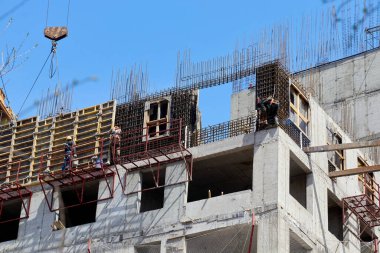 İnşaat halindeki tek katlı beton bir binanın duvarı