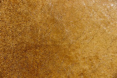 Kanalın beton tabanında akan ince su tabakası