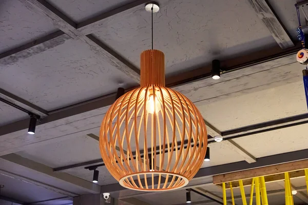 Lampe élégante dans le café dans le style éco moderne — Photo