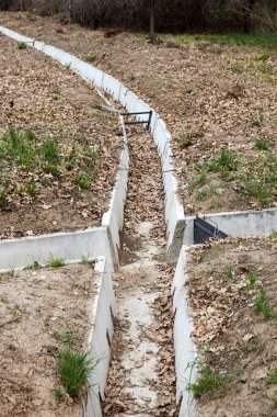 Botanik bahçesindeki ağaçları sulamak için sulama kanalları.