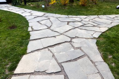 Bahçedeki doğal taştan yapılmış parkta yürüme yolu.