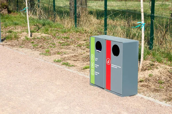 Riciclare i bidoni della spazzatura nel parco lungo la passerella — Foto Stock