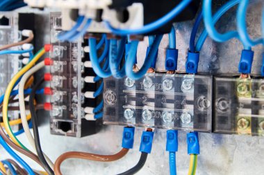 Kontrol paneline kurulmuş bağlantı çubuğuna bağlı renkli kablolara seçici odak. 