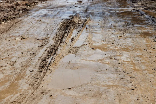 未舗装のオフロードと農村部の道路で春のスラッシュ 道路上の泥や水たまりは — ストック写真