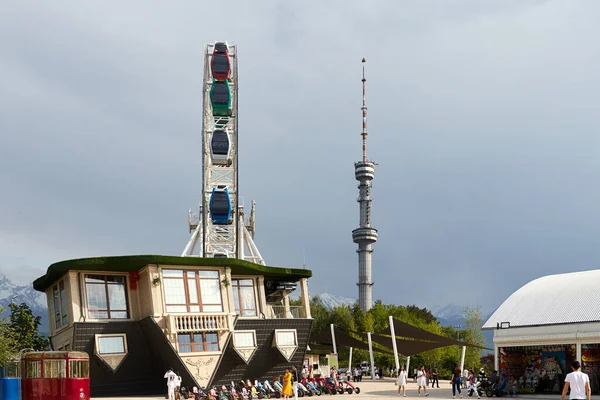 Almaty Cazaquistão Maio 2021 Vista Torre Roda Gigante Casa Cabeça — Fotografia de Stock