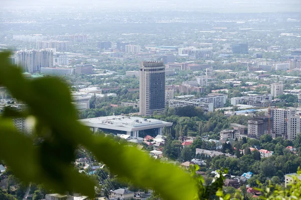 Almaty Cazaquistão Maio 2021 Vista Cidade Uma Distância Montanha — Fotografia de Stock