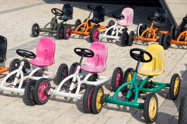 Şehir parkında kiralık dört tekerlekli çocuk bisikleti. Pazar aile tatili