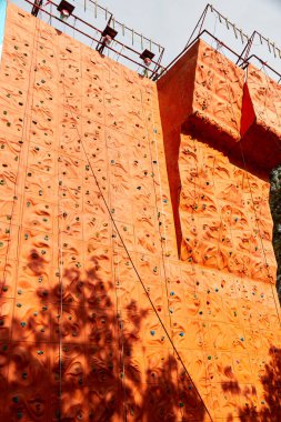 Kamu parkında çeşitli zorluklar yaşayan yeni başlayanlar için tırmanma duvarı. 
