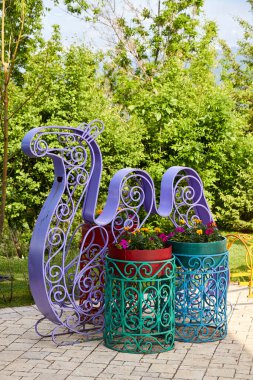 Çelik çubuklardan yapılmış çiçek tarhı deve şeklinde stilize edilmiş. Şehir parkı dekorasyonu