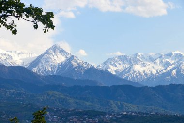 Kazakistan 'ın Almaty şehrinin üzerindeki karla kaplı dağların manzarası. dağ manzarası