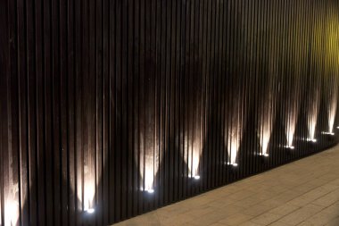 Kafe duvarının dekoratif levhalarının spot ışıklarına göre aydınlatılması perspektifi