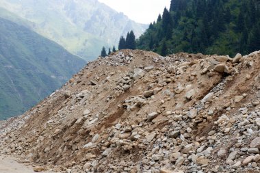 Dağ nehrinin dibinden kayalar, çakıl taşları ve kum. Dağlarda baraj inşa etmek için doğal malzemeler.