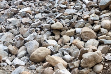Dağ nehrinin dibinden kayalar, çakıl taşları ve kum. Taşların ve kumların nehirden çıkarılması