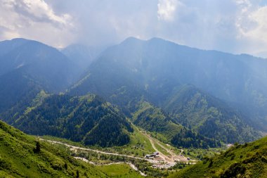 Alttaki kadife yamaçların üzerinde ladin kaplı dağ yamaçları