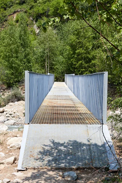 Ponte de metal sobre o rio da montanha — Fotografia de Stock