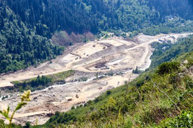 Dağ nehri üzerinde bir baraj inşaatı manzarası