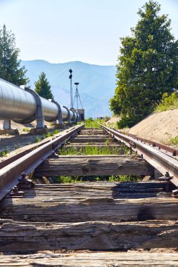 Çelik boru boyunca terk edilmiş demiryolu bir dağ nehrinden hidroelektrik santraline kadar. yenilenebilir temiz enerji kaynağı