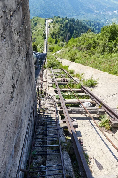 Ferrovia Abandonada Longo Tubos Aço Rio Montanha Para Uma Usina — Fotografia de Stock