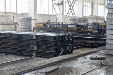 Güçlendirilmiş beton ürünlerin üretimi için atölyenin içinden görüş. Beton döküm için metal biçimler