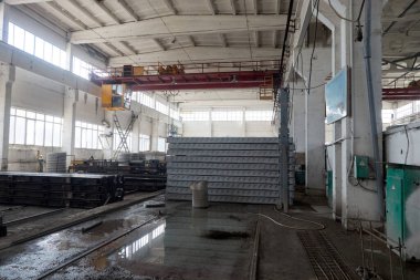 Güçlendirilmiş beton çatı plakaları için atölyenin içinden görüntü. 