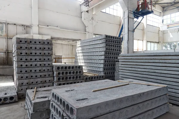 Atölyedeki oyuk beton döşeme döşemeleri. İnşaat malzemeleri endüstrisi