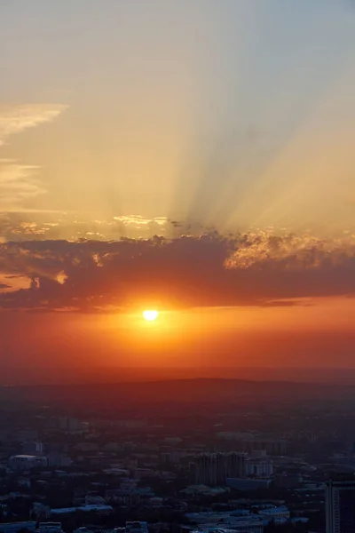 Puesta Sol Sobre Ciudad Almaty Kazajstán Vista Espectacular Del Paisaje —  Fotos de Stock