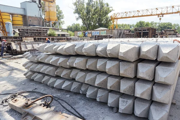 Açık bir atölyenin sahasında güçlendirilmiş beton yığınları