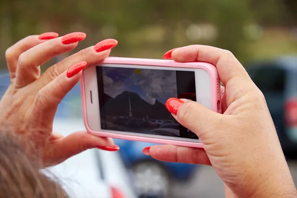 Kobiece ręce trzymające telefon komórkowy do robienia zdjęć — Zdjęcie stockowe