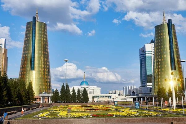 Nur-Sultan, Cazaquistão - 29 de julho de 2021: residência presidencial, canteiro de flores e céu nublado — Fotografia de Stock