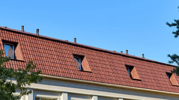Dachgeschoss Eines Wohnhauses Mit Wellblechfliesen Mit Fenstern Und Lüftungsrohren — Stockfoto