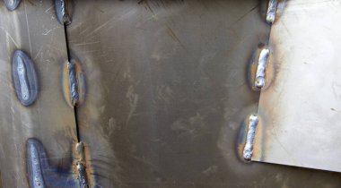 monte edilmiş ekipmanların metal tabakalarında pürüzlü kaynak dikişleri var.