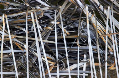 Cnc lazer kesme makinesindeki metal işleme atığının soyut arkaplanı. eğri metal şeritler. çelik hurda